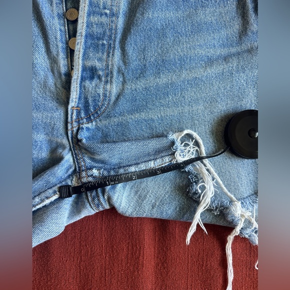 My (favorite) pair of vintage Levi’s shorts 😭 - Picture 2 of 14